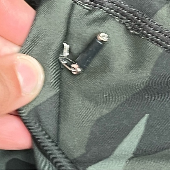 Athleta women’s Camo contender 7/8 tight leggings - Picture 8 of 10